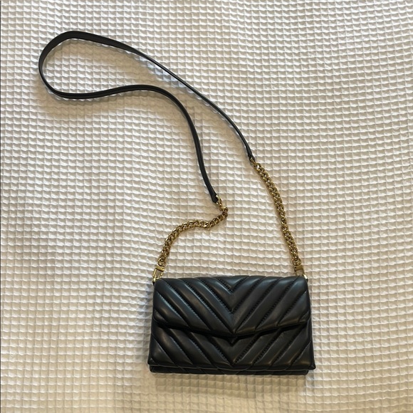 Quince Handbags - Quince Italian Leather Black and Gold Quilted Wallet Crossbody